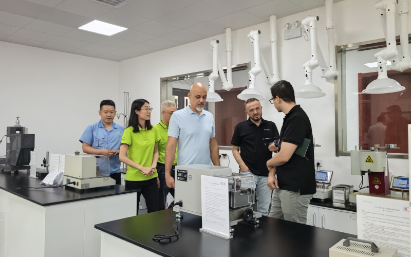 國外客戶參觀改性塑料廠研發(fā)實(shí)驗(yàn)室