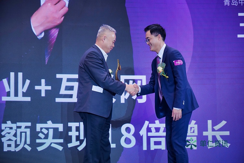 中國生產(chǎn)力促進(jìn)中心協(xié)會(huì)常務(wù)理事長、秘書長申長江先生（左），為青島中新華美塑料有限公司總經(jīng)理王東先生（右）頒獎(jiǎng)