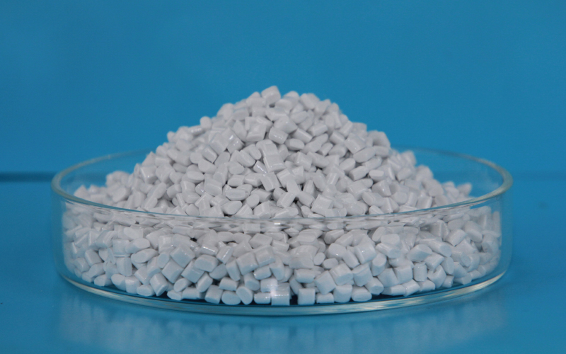 中新華美插排專用無(wú)鹵阻燃PC材料，筑牢居家用電安全防線